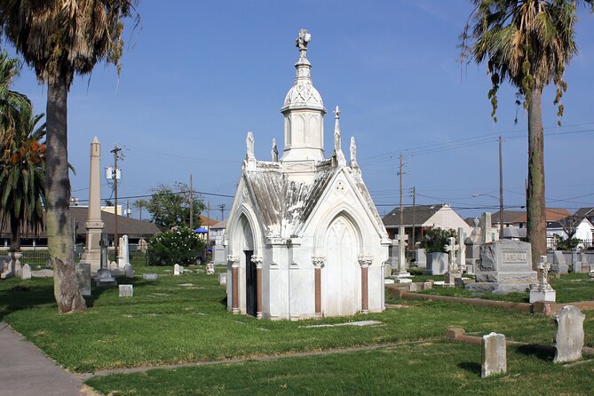 The Galveston Cemetery Tour - Walk With The Dead! - Episcopal Cemetery and the call for spirits