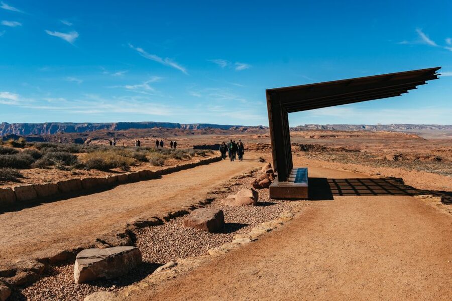 Vegas: Antelope Canyon & Horseshoe Bend Tour at Golden Hour - Language support and the guide setup