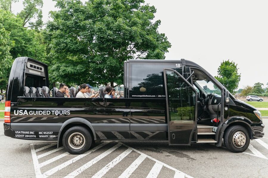 Washington, DC: Full-Day Tour with a Scenic River Cruise - The guides are the strongest part of the experience