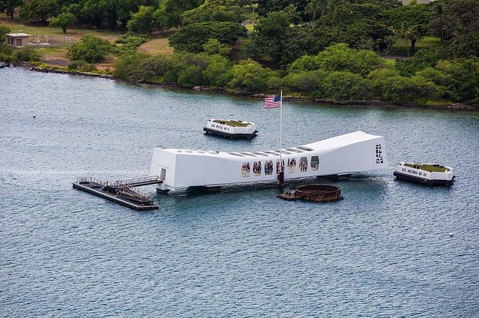 WWII Pearl Harbor Heroes Deluxe Tour - The Visitor Center and Shoreline Views